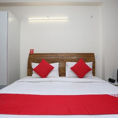 Oyo 28670 Hotel Dev Palace Гургаон Екстериор снимка