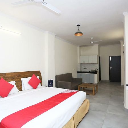 Oyo 28670 Hotel Dev Palace Гургаон Екстериор снимка